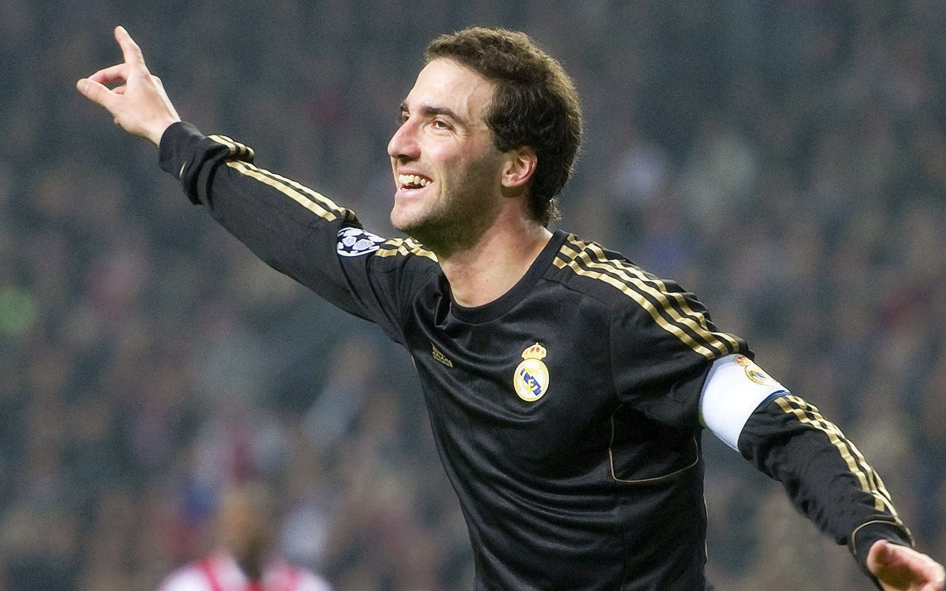 爱游戏体育官方网站-足球比赛场面技术高超，赛况备受瞩目，足球的比赛术语